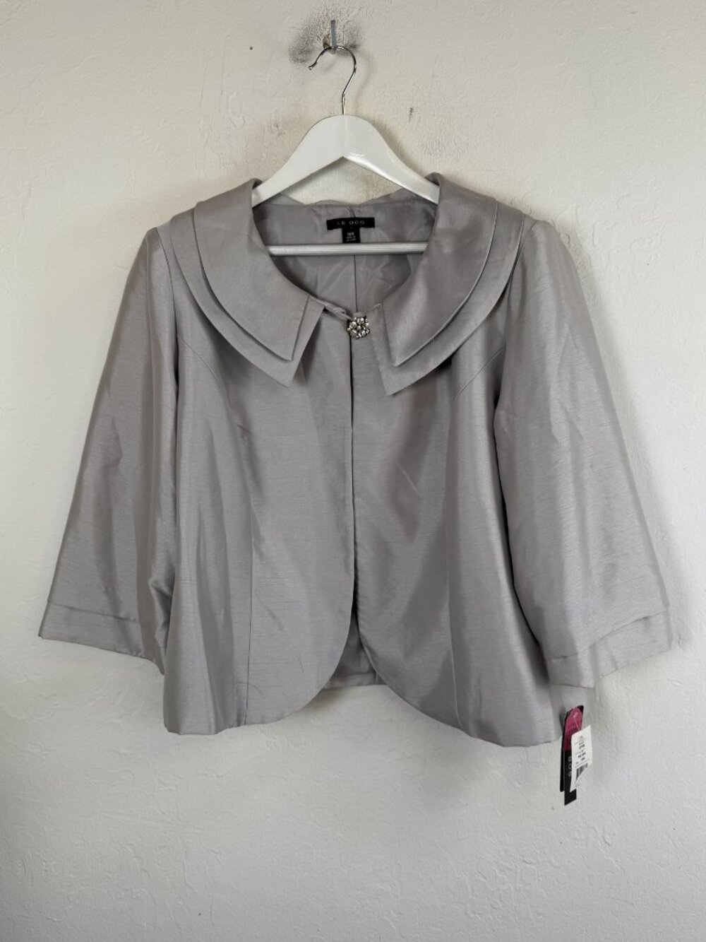 Le Bos Women's Size 18W Silver Cropped Jacket Rhinestone Clasp Lightweight NWT
